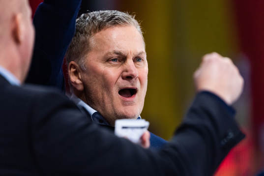 s tränare Stephan Lundh jublar