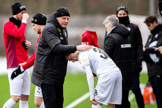 Helsingborgs tränare Jörgen Lennartsson klappar om Anton