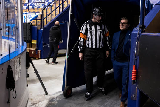 Domare Johan Nordlöf och Leksands tränare Björn Hellkvist