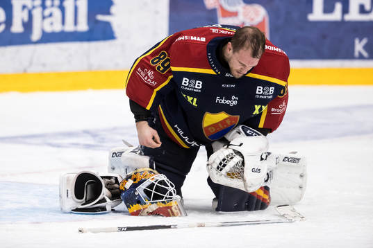 Djurgårdens målvakt Niklas Svedberg har ont