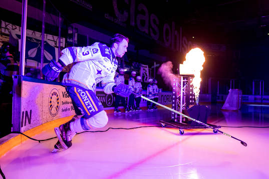 Leksands August Berg gör entre innan ishockeymatchen i SHL