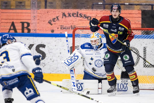 Djurgårdens William Eklund framför Leksands målvakt