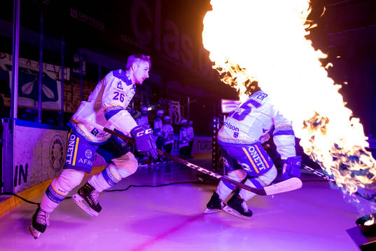 Leksands Patrik Norén gör entre innan ishockeymatchen i