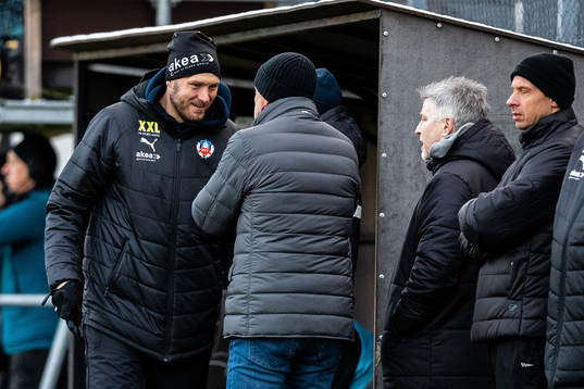Helsingborgs Andreas Granqvist skakar hand med ordförande