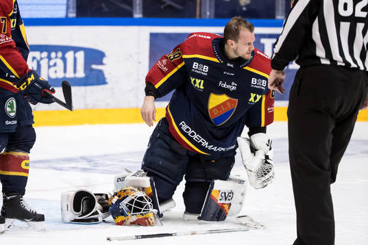 Djurgårdens målvakt Niklas Svedberg har ont