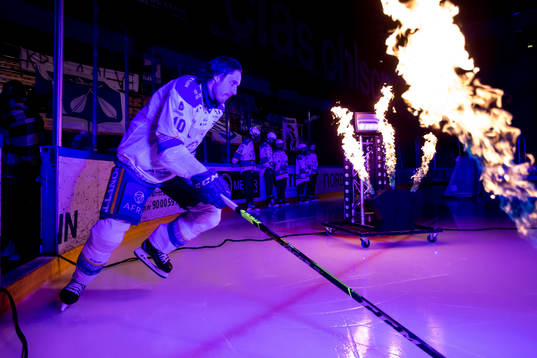 Leksands Johan Fransson gör entre innan ishockeymatchen i