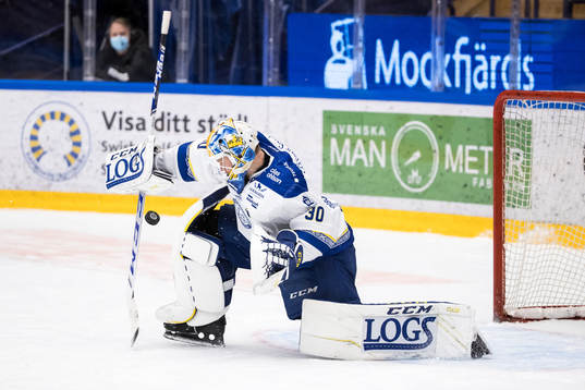 Leksands målvakt Janne Juvonen räddar straff
