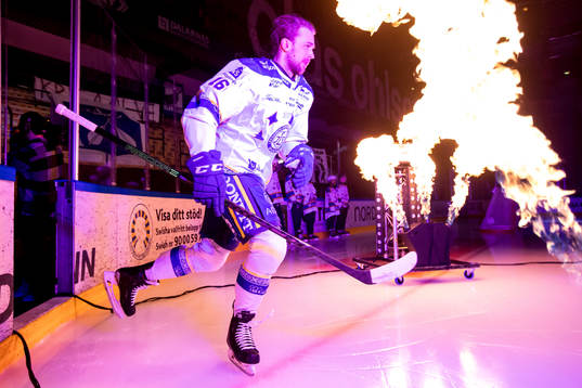 Leksands Daniel Gunnarsson gör entre innan ishockeymatchen