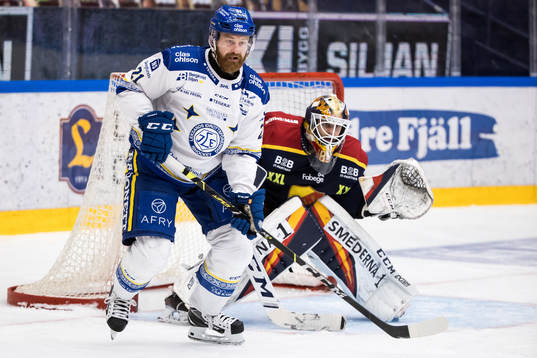 Leksands Mattias Ritola och Djurgårdens målvakt Niklas