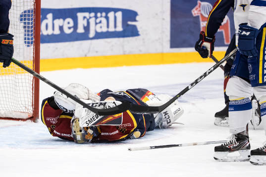 Djurgårdens målvakt Niklas Svedberg har ont