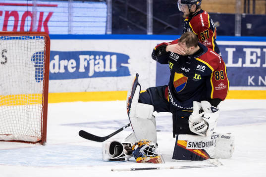 Djurgårdens målvakt Niklas Svedberg har ont