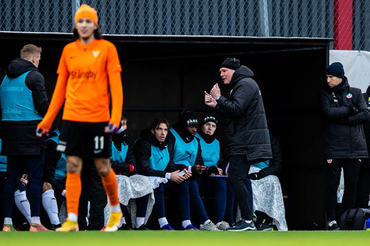 Helsingborgs tränare Jörgen Lennartsson instruerar spelare