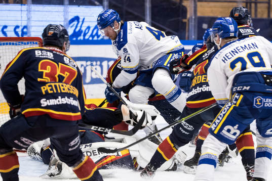Leksands Carter Ashton kör över Djurgårdens målvakt