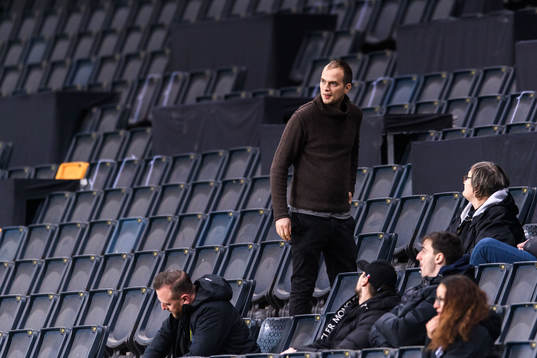 s sportchef Henrik Jurelius på läktaren