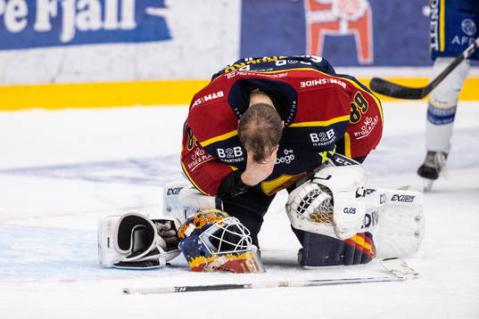 Djurgårdens målvakt Niklas Svedberg har ont