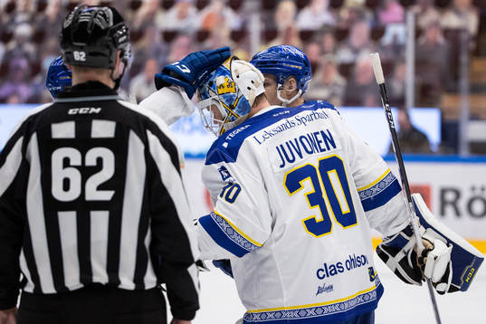 Leksands målvakt Janne Juvonen jublar