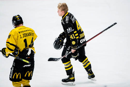 s Johan Johnsson lämnar isen