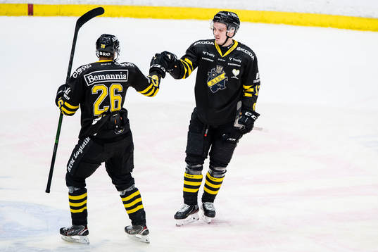 s Oscar Nord och Max Lindholm jublar
