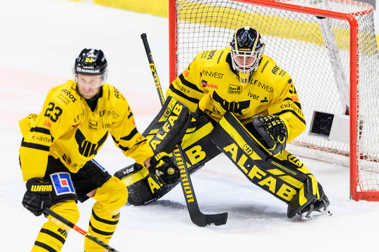 Västerås Alexander Younan och målvakt Jesper Myrenberg