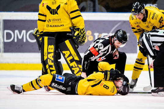 Västerås Gustav Berglund tar sig för ansiktet