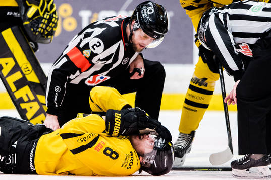 Västerås Gustav Berglund tar sig för ansiktet