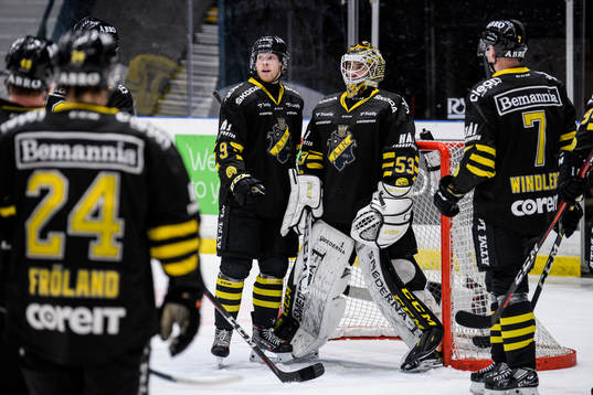 s Nicklas Heinerö och målvakt Claes Endre jublar