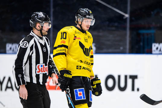 Domare Mattias Naperotti och Västerås Jimmie Jansson Lorek
