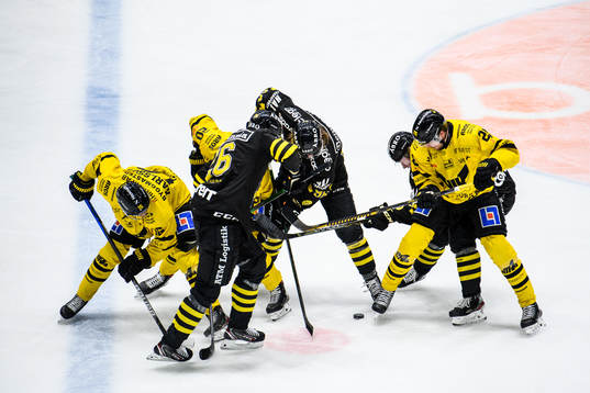 s Oscar Nord och Anton Karlsson mot Västerås Henrik Hetta