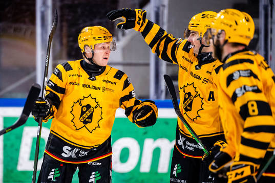 Skellefteås Tuomas Kiiskinen jublar med lagkamrater