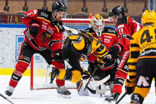 Luleås Eddie Larsson och målvakt Jesper Wallstedt