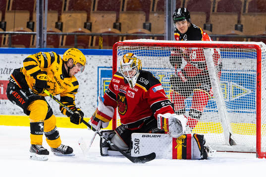 Skellefteås Andreas Wingerli och Luleås målvakt Jesper