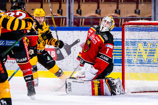 Luleås målvakt Jesper Wallstedt deppar