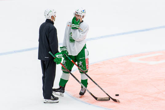 Assisterande tränare Cory Murphy i samtal med Linus Sjödin