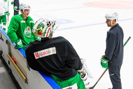 Adam Tambellini, målvakt Johan Gustafsson och tränare Cam