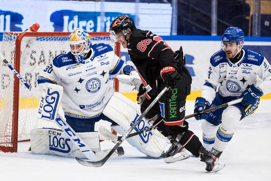 Örebros Joonas Rask och Leksands Matt Caito framför