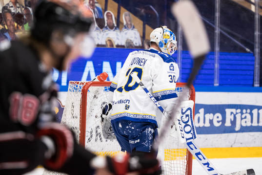 Leksands målvakt Janne Juvonen deppar