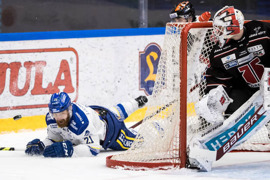 Leksands Mattias Ritola och Örebros målvakt Jonas Arntzen