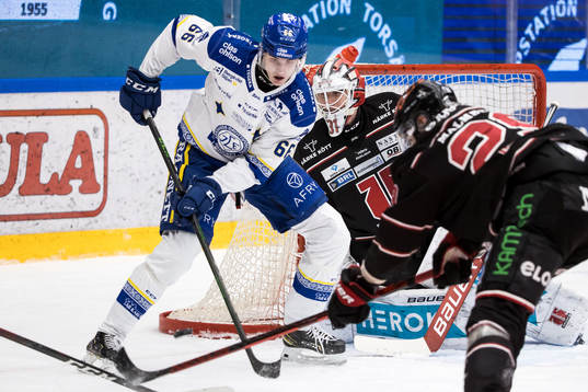 Leksands Nils Åman framför Örebros målvakt Jonas Arntzen