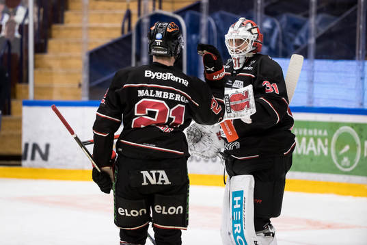 Örebros målvakt Jonas Arntzen jublar