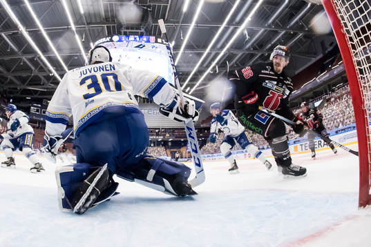 Örebros Emil Larsson framför Leksands målvakt Janne