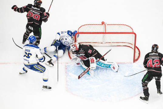 Örebros målvakt Jonas Arntzen och Ludvig Rensfeldt och