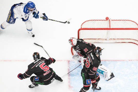 Leksands Mattias Ritola och Örebros målvakt Jonas Arntzen