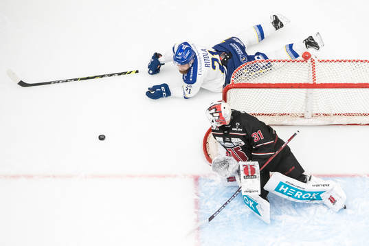 Leksands Mattias Ritola och Örebros målvakt Jonas Arntzen