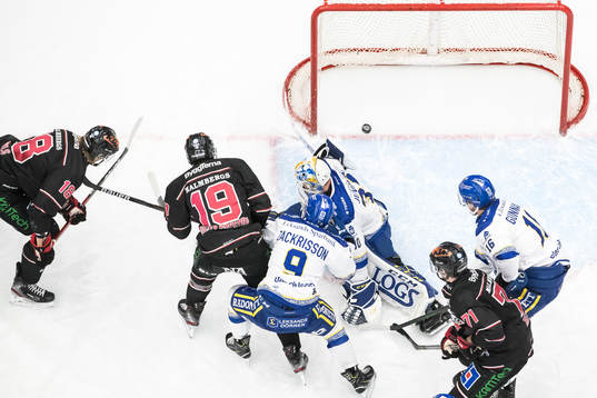 Örebros Rodrigo Abols gör 1-4 bakom Leksands målvakt