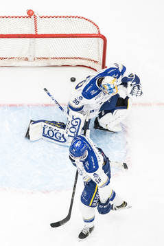 Leksands målvakt Janne Juvonen och Nils Åman deppar