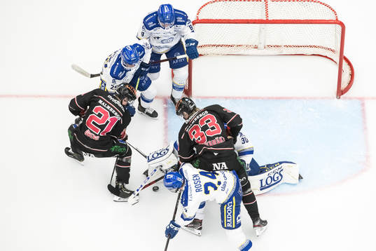 Örebros Linus Öberg och Christopher Mastomäki framför