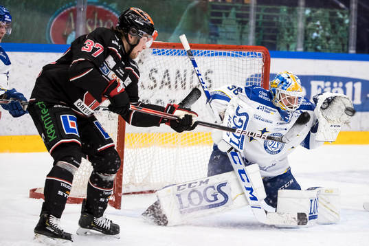 Örebros Glenn Gustafsson framför Leksands målvakt Janne