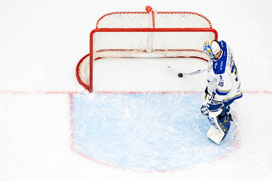 Leksands målvakt Janne Juvonen deppar