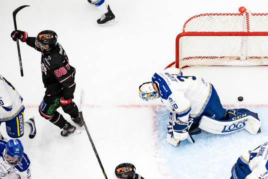 Leksands målvakt Janne Juvonen deppar och Örebros Joonas