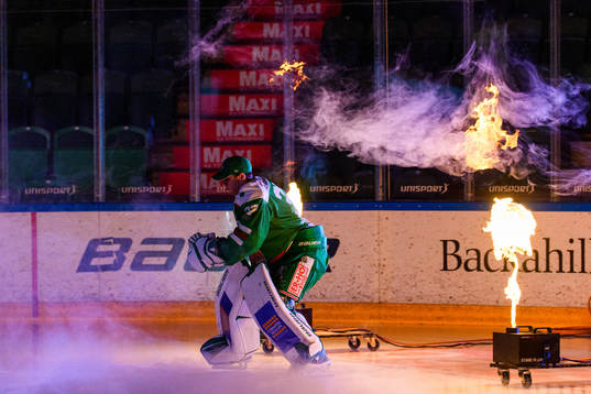 Rögles målvakt Johan Gustafsson gör entre